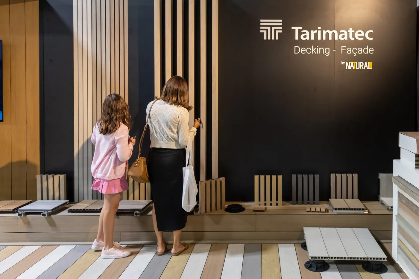 Mother and daughter viewing decking samples at the Tarimatec by Natural booth